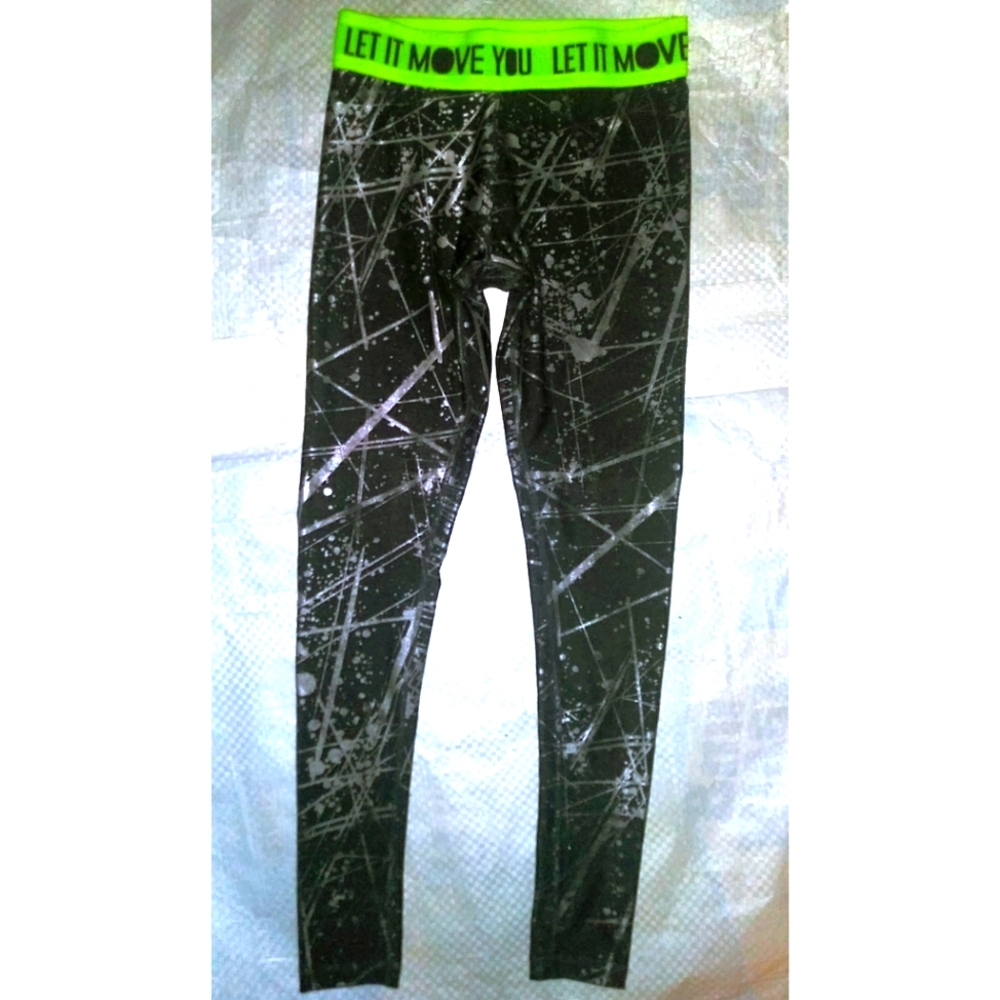 Zumba Long Leggings size Small Spicy Black and Silver Zumba Green Hyper Melt